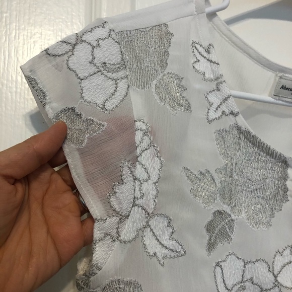 A&F Sheer White Silver Metallic Floral Top XS Extra Small - Picture 8 of 9